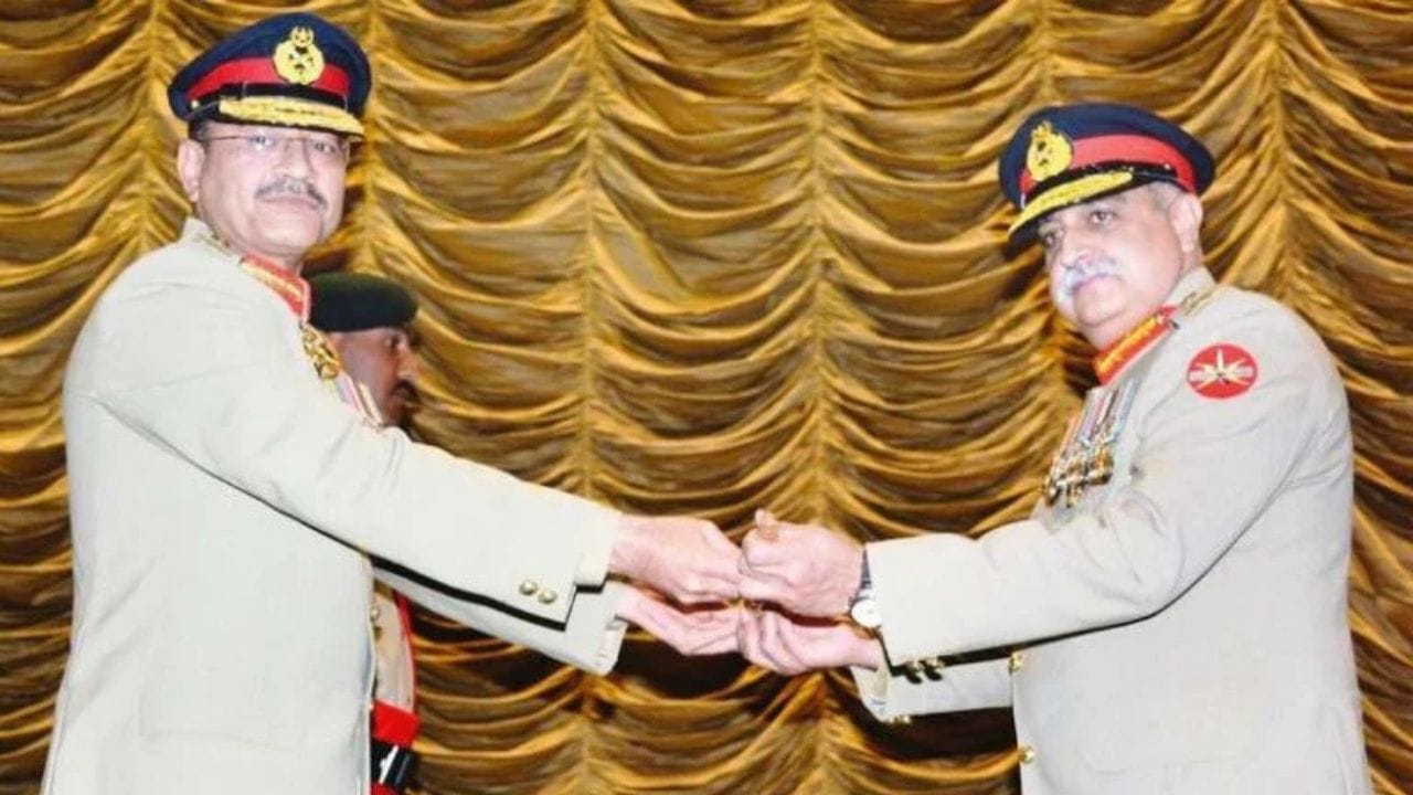 મુનીરે જાપાનની ફુજી સ્કૂલ, ક્વેટાની કમાન્ડ એન્ડ સ્ટાફ કોલેજ, કુઆલાલંપુરની મલેશિયન આર્મ્ડ ફોર્સિસ કોલેજ અને ઇસ્લામાબાદની નેશનલ ડિફેન્સ યુનિવર્સિટીમાંથી સ્નાતક થયા, જ્યાં તેમણે જાહેર નીતિ અને વ્યૂહાત્મક સુરક્ષા વ્યવસ્થાપનમાં એમફિલની ડિગ્રી મેળવી.