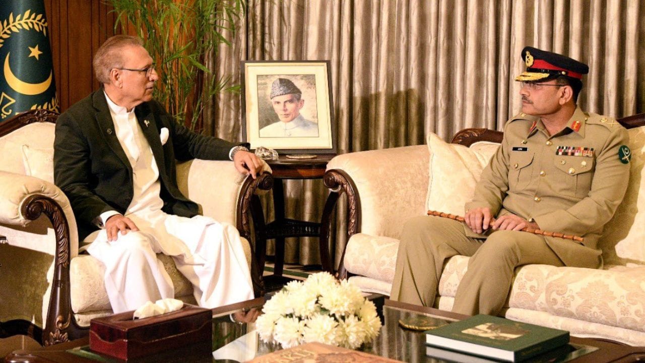 પાકિસ્તાન આર્મી ચીફ અસીમ મુનીરને બે પુત્રીઓ છે. મુનીર આર્મી ચીફ બન્યા પછી પરિવારનું નસીબ ચમક્યું છે.ખાદીજાના પતિ અને મુનીરના જમાઈ, મેજર ઉઝૈર અલી શાહ, બ્રિટનની ડિફેન્સ એકેડેમીમાં પોસ્ટેડ છે.