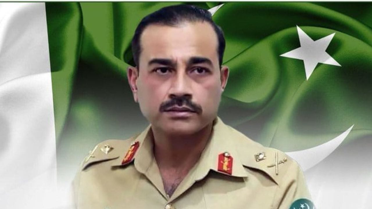 પાકિસ્તાની મીડિયા રિપોર્ટ્સ અનુસાર, આર્મી ચીફ જનરલ અસીમ મુનીરને ત્રણ બાળકો છે. તેમને બે પુત્રીઓ સુંદાઝ ઉઝૈર અને ખાદીજા આસીમ છે. બંને પરિણીત છે અને તેઓ લાઈમલાઈટથી દૂર રહે છે.