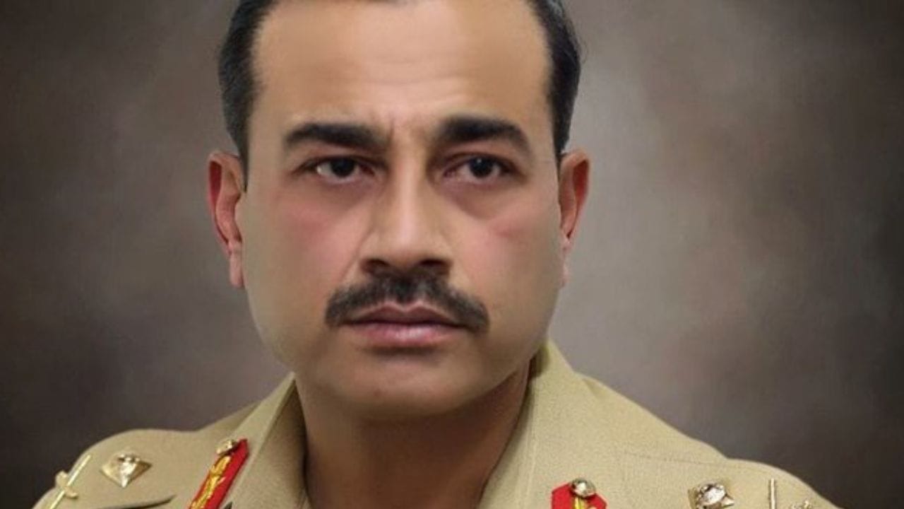 આસીમ મુનીરને ઓફિસર્સ ટ્રેનિંગ સ્કૂલ (OTS), મંગલા ખાતે કેડેટ તરીકેના પ્રદર્શન માટે સ્વોર્ડ ઓફ ઓનર પ્રાપ્ત થયો. 20 મે 2025ના રોજ, મુનીરને ફિલ્ડ માર્શલ તરીકે બઢતી આપવામાં આવી, જે અયુબ ખાન પછી પાકિસ્તાનના ઇતિહાસમાં આ પદ પર પહોંચનારા બીજા અને ફિલ્ડ માર્શલ રેન્ક સાથે ચીફ ઓફ આર્મી સ્ટાફના પદ પર સેવા આપનારા એકમાત્ર વ્યક્તિ બન્યા.  ફિલ્ડ માર્શલનો રેન્ક, એક પ્રતિષ્ઠિત ફાઇવ-સ્ટાર ટાઇટલ, જનરલ કરતા ઉપર આવે છે.