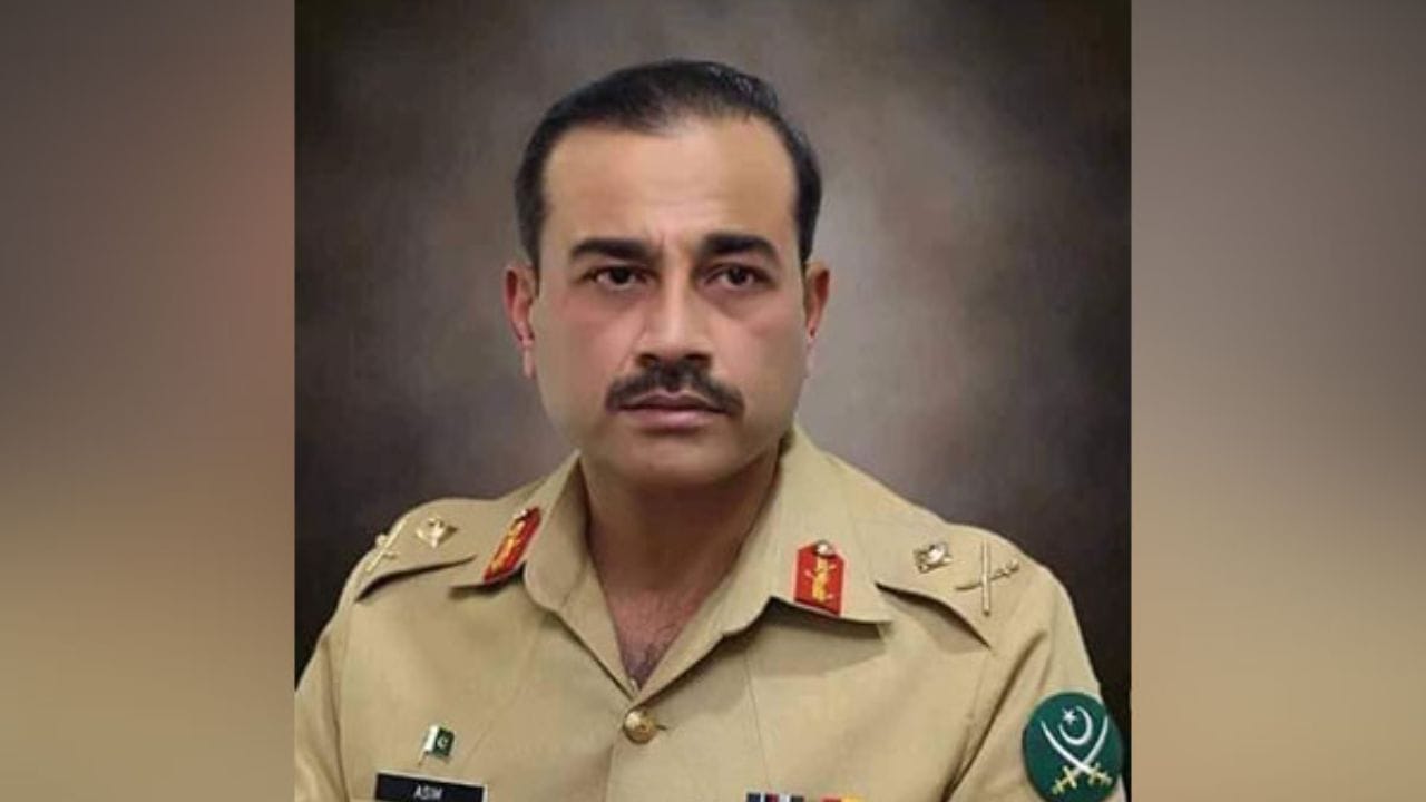 આ નિર્ણય પછી, પાકિસ્તાનના રાજકારણમાં ફરી એકવાર જૂની ઘટનાઓની ચર્ચા તેજ થઈ ગઈ છે કારણ કે ઇતિહાસ રહ્યો છે કે, જ્યારે પણ પાકિસ્તાનના વડા પ્રધાને કોઈ સૈન્ય અધિકારીને 'બહાર બઢતી' આપી છે, ત્યારે તેમનું રાજકીય કે પર્સનલ લાઈફ જોખમમાં મુકાય છે, એટલે કે તેમની હત્યા કરવામાં આવી છે. તો આજે આપણે અસીમ મુનીરના પરિવાર અને પર્સનલ લાઈફ વિશે જાણીએ.