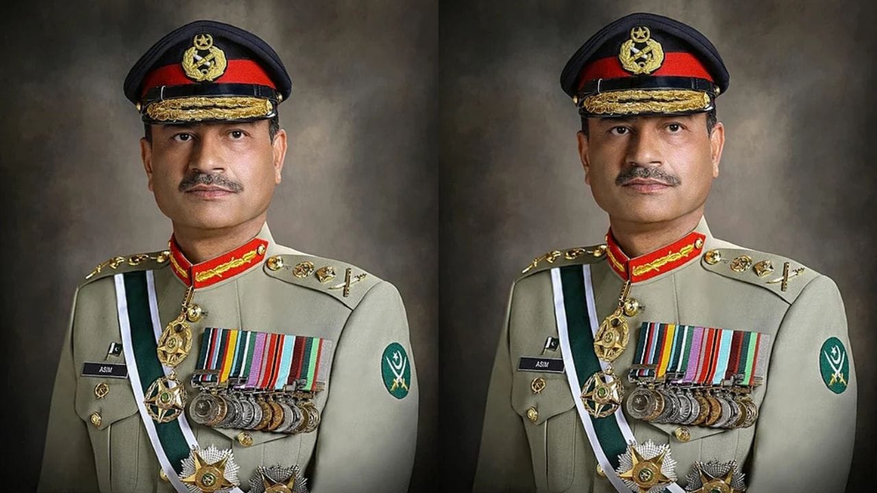 મુનીરનો જન્મ 1968માં પાકિસ્તાનના રાવલપિંડીમાં એક પંજાબી પરિવારમાં થયો હતો, તેઓ મૂળ ભારતના પંજાબના જલંધરમાં હતા, જ્યાંથી1947ના ભારતના ભાગલા પછી તેમના માતાપિતા સ્થળાંતર કરીને રાવલપિંડીના ઢેરી હસનાબાદમાં સ્થાયી થયા હતા. 