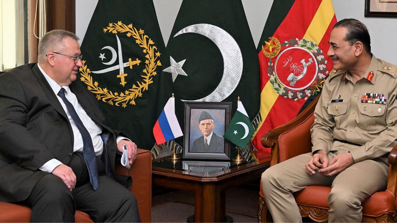 ફિલ્ડ માર્શલ સૈયદ અસીમ મુનીર અહેમદ શાહનો જન્મ 1968માં થયો છે. તે એક પાકિસ્તાની જનરલ ઓફિસર છે જે હાલમાં 2022થી પાકિસ્તાન આર્મીના 11મા ચીફ ઓફ ધ આર્મી સ્ટાફ તરીકે સેવા આપી રહ્યા છે. આર્મી ચીફ બનતા પહેલા, તેઓ GHQમાં ક્વાર્ટરમાસ્ટર જનરલ તરીકે પોસ્ટેડ હતા.