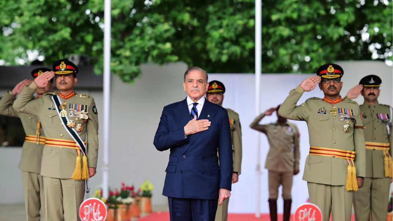 તેમના પિતા, સૈયદ સરવર મુનીર, રાવલપિંડીના લાલકુર્તી ખાતે આવેલી એફજી ટેકનિકલ હાઇ સ્કૂલના આચાર્ય અને ઢેરી હસનાબાદના એક વિસ્તારમાં આવેલી મસ્જિદ-અલ-કુરૈશ નામની મસ્જિદના ઇમામ હતા, મુનીરના બે ભાઈ-બહેનો, સૈયદ કાસિમ મુનીર અને સૈયદ હાશિમ મુનીર છે. તેમનો ભાઈ સરકારી શાળામાં શિક્ષક છે. 