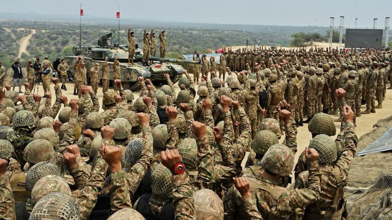 પાકિસ્તાનના વડાપ્રધાન શાહબાઝ શરીફના મંત્રીમંડળે વર્તમાન આર્મી ચીફ જનરલ અસીમ મુનીરને ફિલ્ડ માર્શલ તરીકે બઢતી આપી છે. આ નિર્ણય ભારત વિરુદ્ધ "ઓપરેશન બુન્યાન-ઉમ-માર્સૂસ" માં સેનાના વ્યૂહાત્મક નેતૃત્વના આધારે લેવામાં આવ્યો હતો.