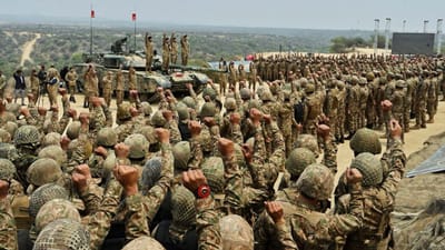 પાકિસ્તાનના વડાપ્રધાન શાહબાઝ શરીફના મંત્રીમંડળે વર્તમાન આર્મી ચીફ જનરલ અસીમ મુનીરને ફિલ્ડ માર્શલ તરીકે બઢતી આપી છે. આ નિર્ણય ભારત વિરુદ્ધ "ઓપરેશન બુન્યાન-ઉમ-માર્સૂસ" માં સેનાના વ્યૂહાત્મક નેતૃત્વના આધારે લેવામાં આવ્યો હતો.