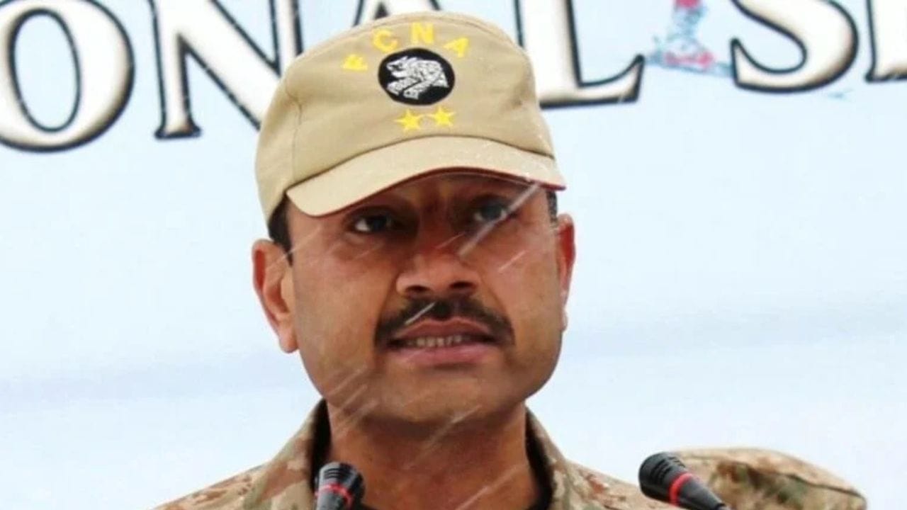 આસીમ મુનીરે પોતાનું પ્રારંભિક ધાર્મિક શિક્ષણ રાવલપિંડીના પરંપરાગત ઇસ્લામિક મદરેસામાં મેળવ્યું,  તે સ્થાનિક ક્રિકેટર તરીકે ફાસ્ટ બોલર પણ રહી ચૂક્યા છે.