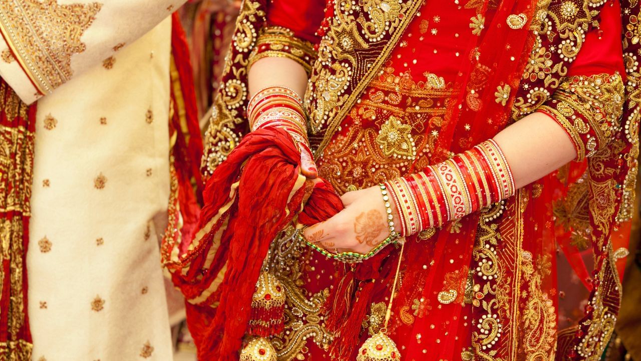 લગ્નની બધી વિધિઓમાં સૌથી મહત્વપૂર્ણ વિધિ એ અગ્નિ દેવતાની હાજરીમાં વરરાજા અને કન્યાના ફેરા હોય છે અને તેમાં પણ ખાસ કરીને લગ્ન પહેલાં વરરાજા અને કન્યાએ સાથે ફેરા ફરતા હોય છે. આ વિધિમાં વરરાજાની બહેન અથવા પરિવારની કોઈપણ પુત્રી વરરાજા અને કન્યાને છેડાછેડી બાંધે છે. જેથી વરરાજા અને કન્યાનું જીવન હંમેશા ખુશીઓથી ભરેલું રહે. આ સમય દરમિયાન પૈસા, સોપારી, ફૂલો, દૂર્વા, ચોખા, હળદર વગેરેનો ઉપયોગ થાય છે.
