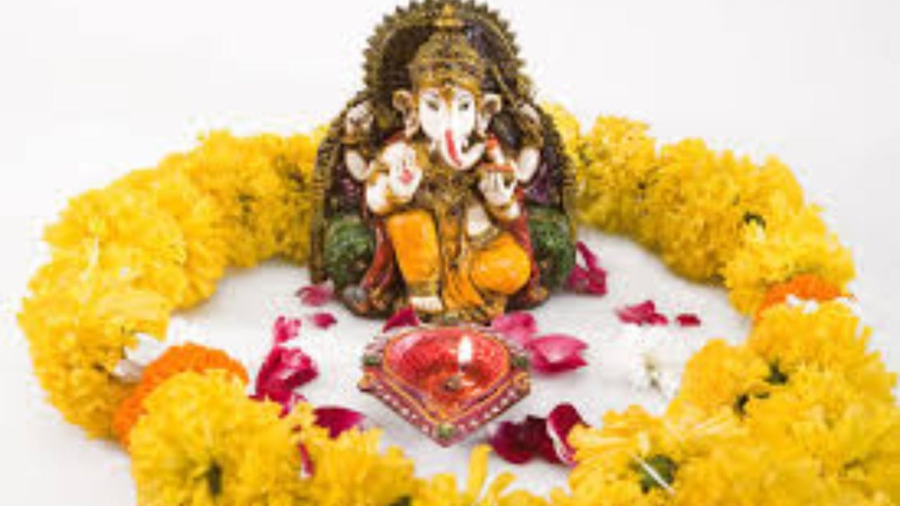 પૂજા કરવાનો શ્રેષ્ઠ સમય: વહેલી સવારનો સમય પૂજા માટે શ્રેષ્ઠ માનવામાં આવે છે, કારણ કે આ સમયે આપણું શરીર અને મન બંને તેમના શુદ્ધ સ્તરે હોય છે. આનાથી આપણે આપણું બધું ધ્યાન અને ભક્તિ ભગવાનની પૂજા પર કેન્દ્રિત કરી શકીએ છીએ. આ રીતે અને આ સમયે પૂજા કરવાથી શુભ ફળ પ્રાપ્ત થાય છે.
