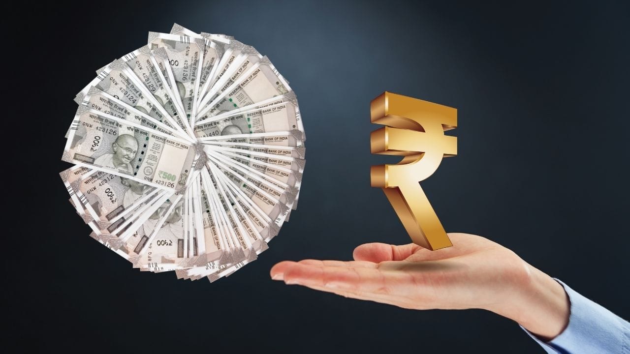 અટલ પેન્શન યોજના હેઠળ, તમે 18 વર્ષથી 40 વર્ષની ઉંમર સુધી રોકાણ કરી શકો છો. આમાં, તમારે 18 વર્ષથી 40 વર્ષ સુધીના વિવિધ પેન્શન માટે અલગ અલગ માસિક પ્રીમિયમ ચૂકવવા પડશે. 5,000 રૂપિયાનું માસિક પેન્શન મેળવવા માટે, તમારે દરેક ઉંમર માટે અલગ અલગ પ્રીમિયમ ચૂકવવા પડશે. ચાલો તમને જણાવીએ કે જો તમે 25 વર્ષની ઉંમરે પ્રવેશ કરો છો તો તમે દર મહિને 5,000 રૂપિયા કેવી રીતે કમાઈ શકો છો.