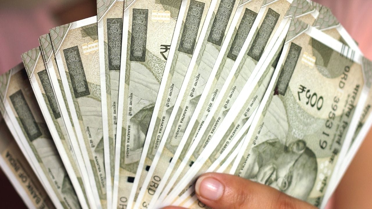 જો તમે 25 વર્ષની ઉંમરથી અટલ પેન્શન યોજનામાં દર મહિને 376 રૂપિયા જમા કરાવો છો. તો તમને 60 વર્ષની ઉંમર પછી સરળતાથી 5,000 રૂપિયા દર મહિને પેન્શન મળશે. તમારે 35 વર્ષ માટે રોકાણ કરવું પડશે. જે લગભગ 1,57,920 રૂપિયા થશે. આ મુજબ, નિવૃત્તિ પછી દર મહિને તમારા ખાતામાં 5 હજાર રૂપિયા આવશે.