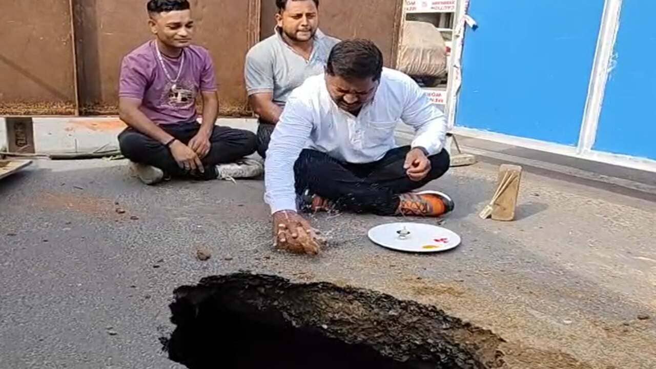 વડોદરામાં રોડ પર પડેલા ભૂવાનો અનોખો વિરોધ, જુઓ વીડિયો