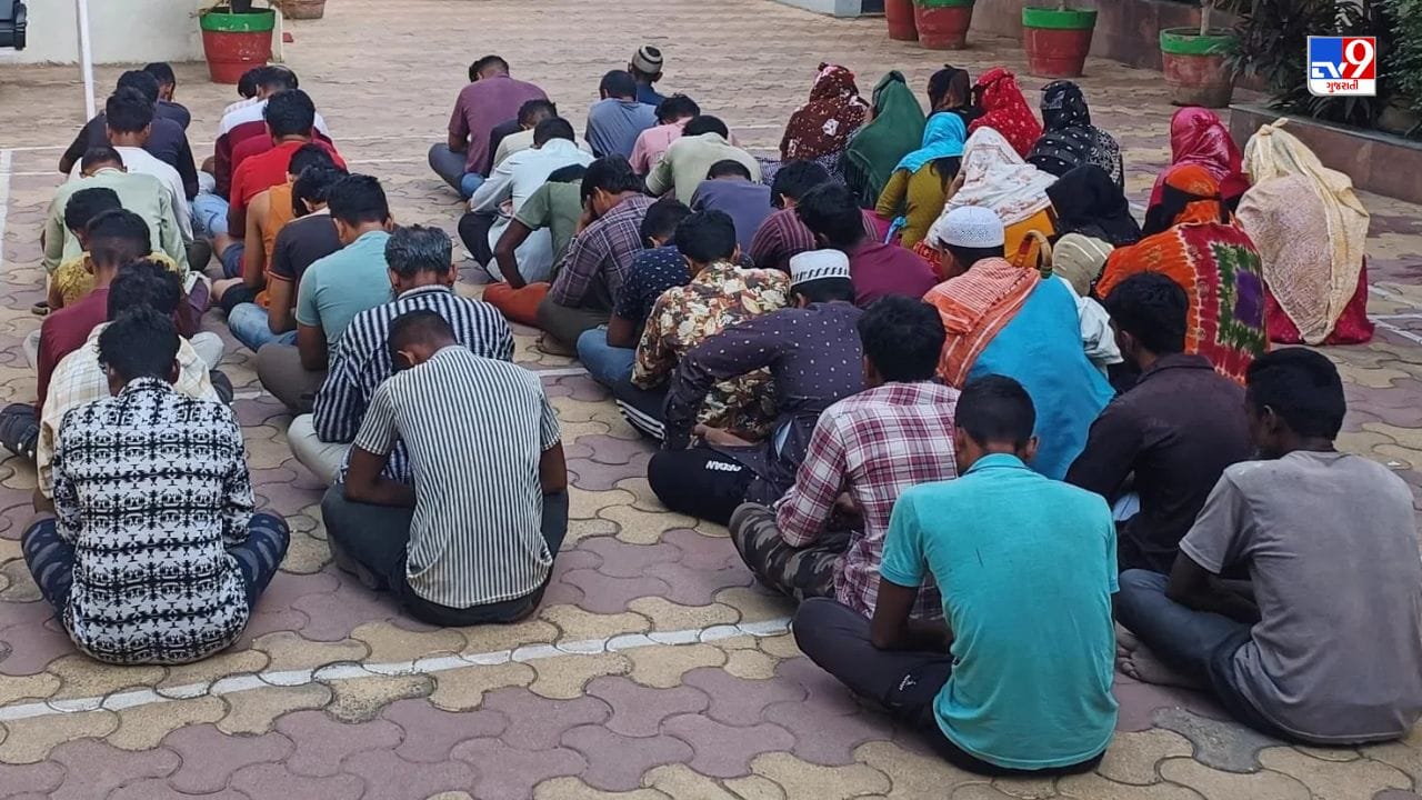 Vadodara : ગેરકાયદે 24 બાંગ્લાદેશીને પરત મોકલાશે, ડિપોર્ટ કરવાની કાર્યવાહી હાથ ધરી, જુઓ Video Vadodara : ગેરકાયદે 24 બાંગ્લાદેશીને પરત મોકલાશે, ડિપોર્ટ કરવાની કાર્યવાહી હાથ ધરી, જુઓ Video