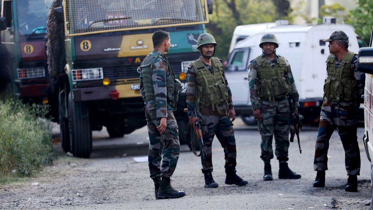 કસ્ટડીમાંથી મુક્ત થયા પછીની પ્રક્રિયા વિશે જો આપણે વાત કરીએ તો. જ્યારે સૌનિકને બીજા દેશમાંથી ભારત મોકલવામાં આવે છે.(જેમ કે પાકિસ્તાન કે પછી ચીન ) તો સીધો તેને ડ્યુટી પર મુકવામાં આવતો નથી.તેમને કેટલાક તબક્કામાંથી પસાર થવાનું રહે છે.ગુપ્ત માહિતી અને સુરક્ષા ડિબ્રીફિંગ,ઇન્ટેલિજન્સ બ્યુરો (IB), મિલિટરી ઇન્ટેલિજન્સ (MI), RAW, અને નેશનલ ટેકનિકલ રિસર્ચ ઓર્ગેનાઇઝેશન (NTRO) જેવી એજન્સીઓ દ્વારા તેમની પૂછપરછ કરવામાં આવે છે.