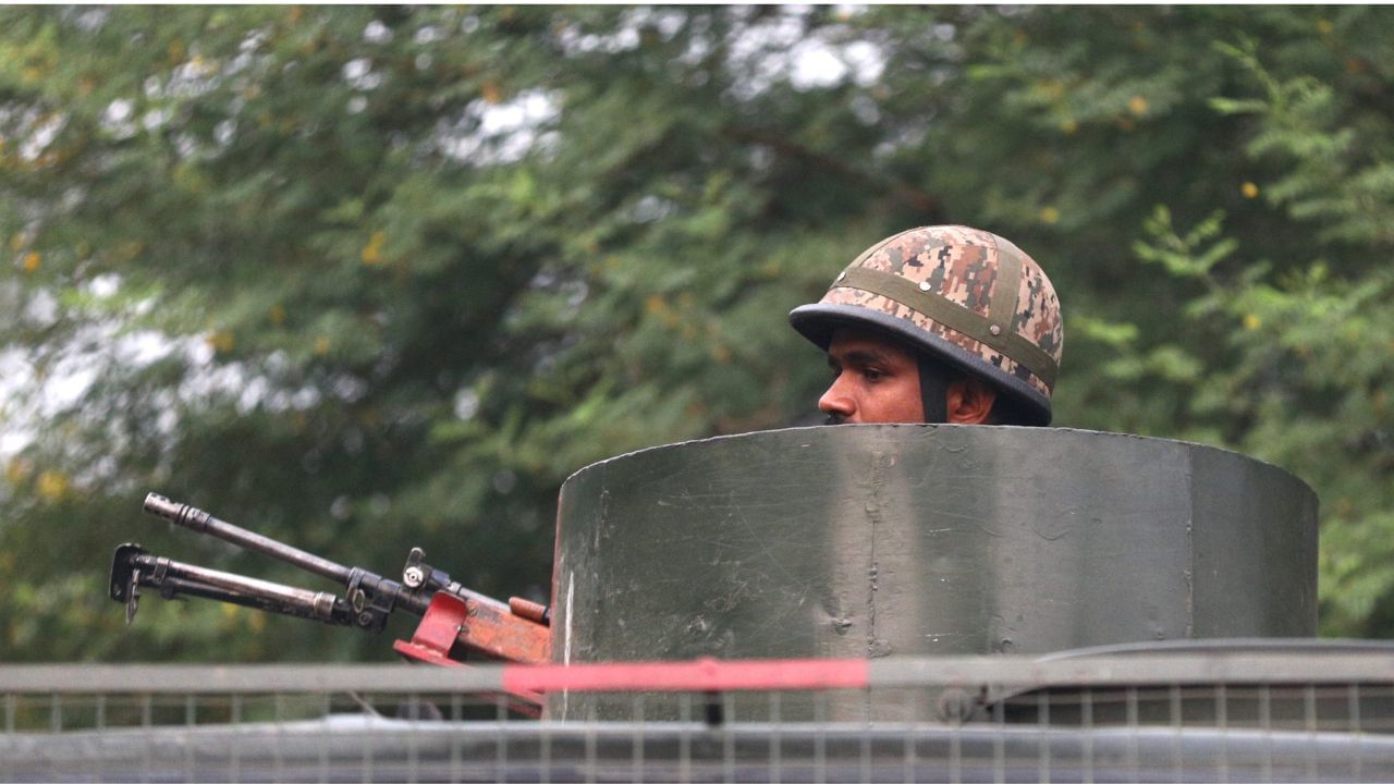 જ્યારે કોઈ સૈનિક દુશ્મનની કસ્ટડીમાં થોડા દિવસો કે અઠવાડિયા વિતાવે છે, ત્યારે કેટલીક શક્યતાઓ ઊભી થાય છે, બ્રેનવોશિંગ,માનસિક દબાણ,બ્લેકમેલિંગ,ડરાવવો દુશ્મન એજન્સીઓ પૈસા અથવા પદ પર પ્રમોશનની લાલચ આપીને તેમને પોતાના પક્ષમાં લાવવાનો પ્રયાસ કરી શકે છે.