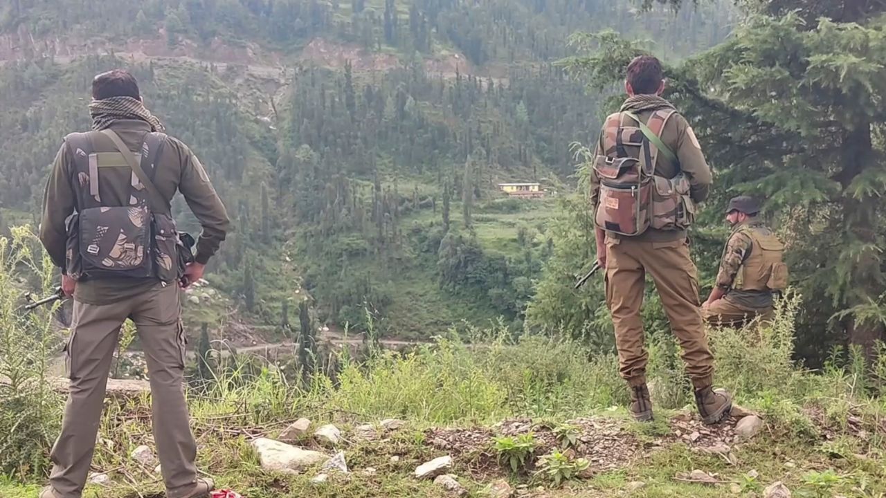 ભારતીય સૈન્ય અધિનિયમ (Army Act, 1950) ની કલમો લાગુ કરી શકાય છે.Official Secrets Act, 1923 ઉપરોક્ત કાયદા હેઠળ જાસૂસીનો કેસ દાખલ કરી શકાય છે.NSA (National Security Act)  ધરપકડ પણ હેઠળ શક્ય છે.