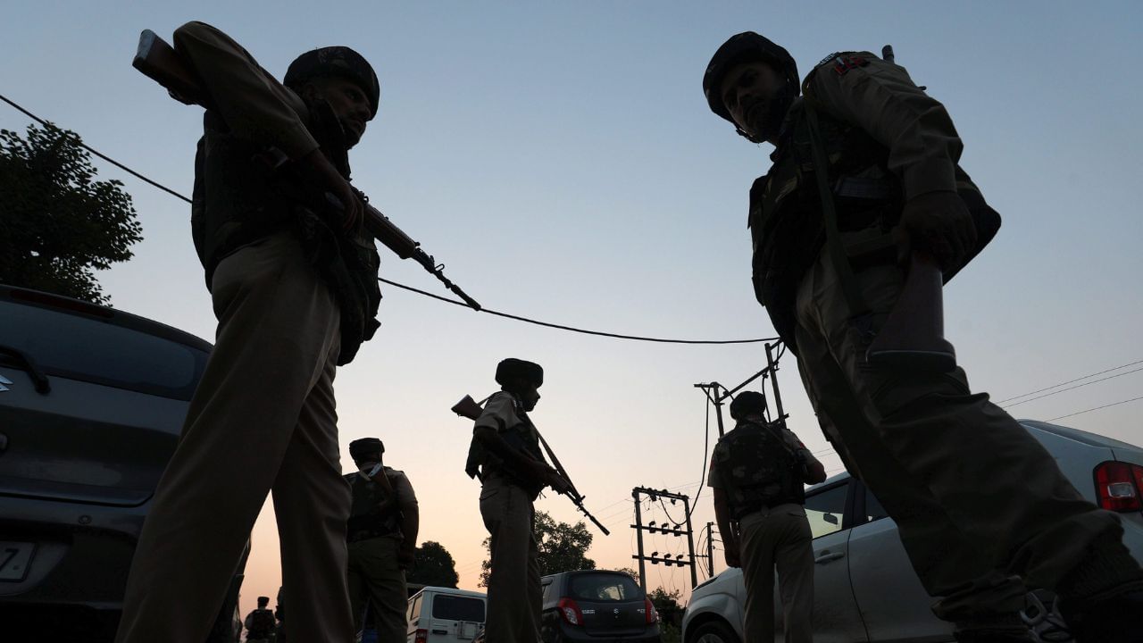  ખાતરી કરવામાં આવે છે કે, તેમણે દુશ્મન દેશને કોઈ સંવેદનશીલ સૂચનાઓ તો આપી નથી ને? તેના પર કોઈ માનસિક કે શારીરિક ત્રાસ થયો નથી ને?શું તેમના મનમાં દેશ કે સેના પ્રત્યે કોઈ દ્વેષ કેળવવામાં આવ્યો નથી ને?તબીબી અને મનોવૈજ્ઞાનિક પરીક્ષણ આર્મી,નેવી, એરફોર્સ હોસ્પિટલમાં તેનું ફિઝિકલ અને સાઈકોલોજિકલ ચેકઅપ કરવામાં આવે છે.માનસિક સ્થિતિને વિશેષ રુપથી જોવામાં આવે છે, કે, તે PTSD (Post-Traumatic Stress Disorder)થી પીડિત નથી.  