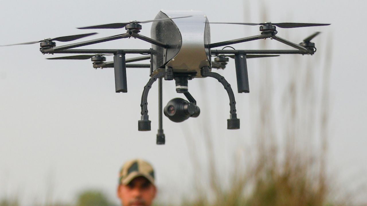 હવે જો આપણે ભારતીય કાનુનની વાત કરીએ તો.કલમ 63 ફરજમાં કસુર કરવા બદલ શિસ્તભંગની કાર્યવાહી. કલમ 69: નાગરિક ગુનાઓ માટે લશ્કરી અદાલત દ્વારા ટ્રાયલ  "આર્મી રૂલ્સ,1954" કોર્ટ ઓફ ઇન્કવાયરી અને મેડિકલ બોર્ડની પ્રક્રિયાનું વર્ણન કરે છે.