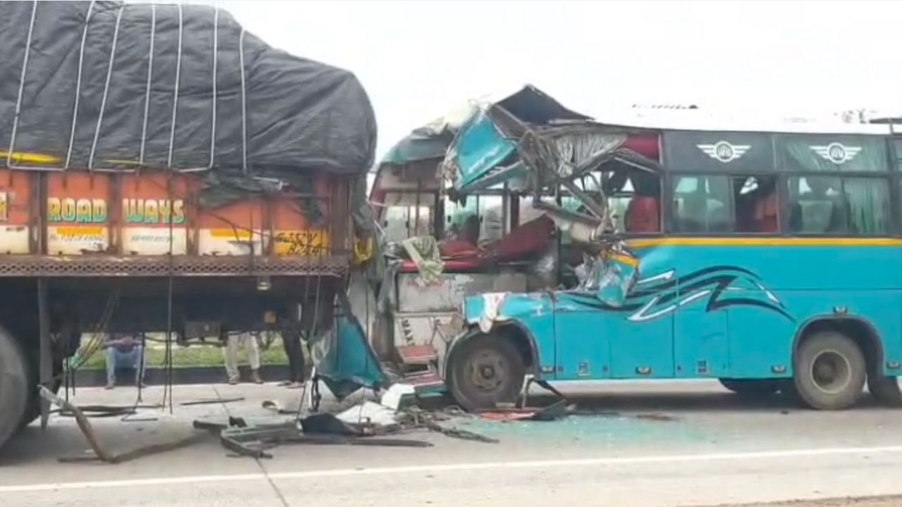 Breaking News : દાહોદમાં ટ્રક અને મિની લક્ઝરી બસ વચ્ચે સર્જાયો ગમખ્વાર અકસ્માત, જુઓ Video