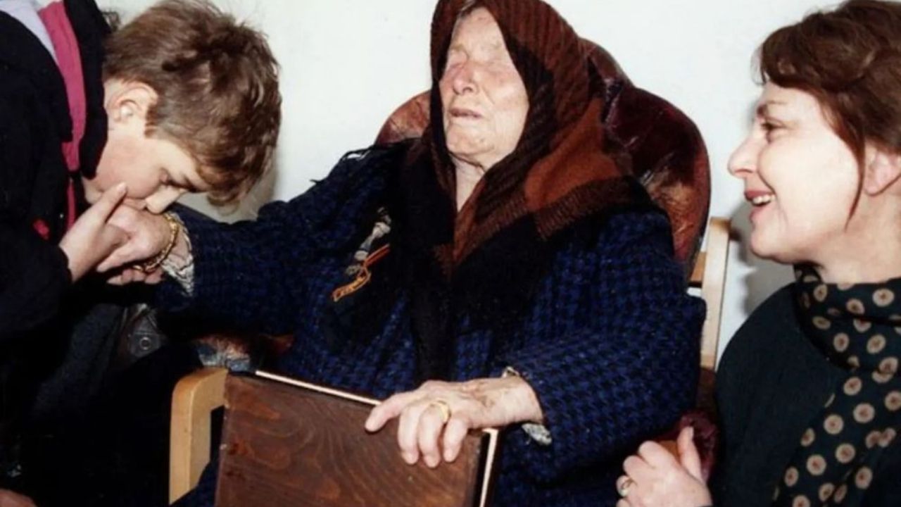 બાબા વેંગાએ કહ્યું હતું કે, જ્યારે સીરિયાનું પતન થશે, ત્યારે પશ્ચિમ અને પૂર્વ વચ્ચે એક મોટું યુદ્ધ શરૂ થશે. વસંતઋતુમાં, પૂર્વમાં એક યુદ્ધ શરૂ થશે, જે ત્રીજા વિશ્વયુદ્ધનું સ્વરૂપ લેશે, અને તે પશ્ચિમનો નાશ કરશે. તેમણે એમ પણ કહ્યું કે, સીરિયા વિજેતાના પગે પડશે, પરંતુ તે વિજેતા નહીં હોય.
