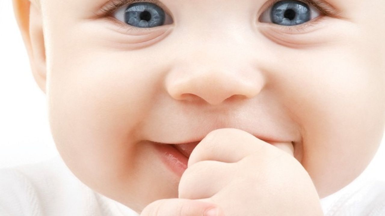 જ્યારે દાંત બહાર આવે: જ્યારે બાળકના દાંત બહાર આવે છે, ત્યારે આ સમય દરમિયાન તેમના પેઢામાં ખંજવાળ અને દુખાવાની સમસ્યા થાય છે. આ સમસ્યાઓથી રાહત મેળવવા માટે બાળક પોતાની આંગળી તેના મોંમાં નાખે છે. આનાથી તેમને ઘણો આરામ મળે છે.