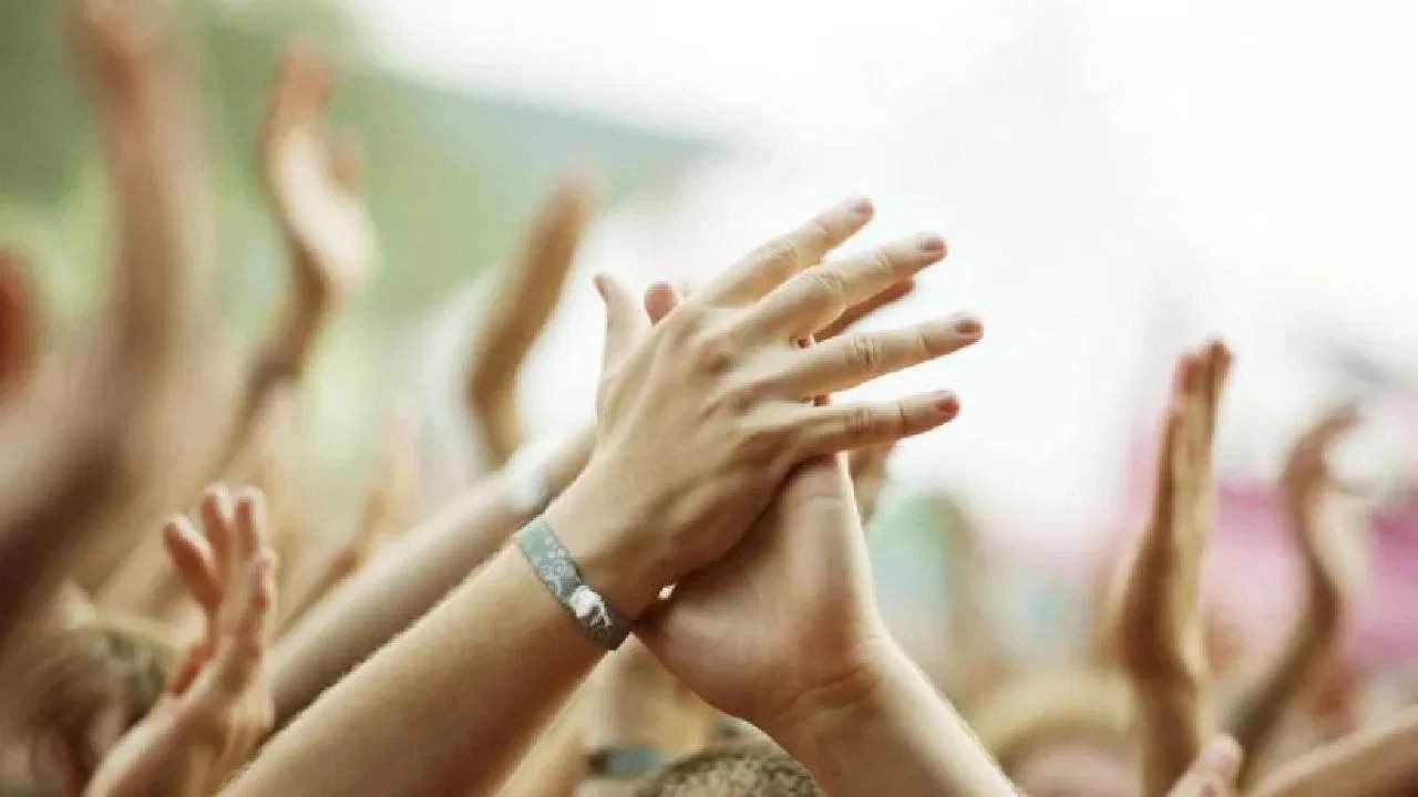 પૌરાણિક કથાઓ અનુસાર તાળી પાડવાની પરંપરા ભક્ત પ્રહલાદથી શરૂ થઈ હોવાનું માનવામાં આવે છે. પ્રહલાદના પિતા હિરણ્યકશ્યપને પ્રહલાદ ભગવાન વિષ્ણુની પૂજા કરે અને તેમના ગીતો ગાય તે ગમતું ન હતું.
