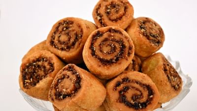 ભાખરવડી બનાવવા માટે ઘઉંનો લોટ, મેંદો, બેસન, મીઠું, હળદર, લીલા કોપરાનું છીણ,શીંગ દાણા, તલ, વરિયાળી, ખસખસ, ખાંડ, લાલ મરચું, ગરમ મસાલો, લીંબુનો રસ, લીલા મરચા, લસણ, આદું સહિતની સામગ્રીની જરુર પડશે.