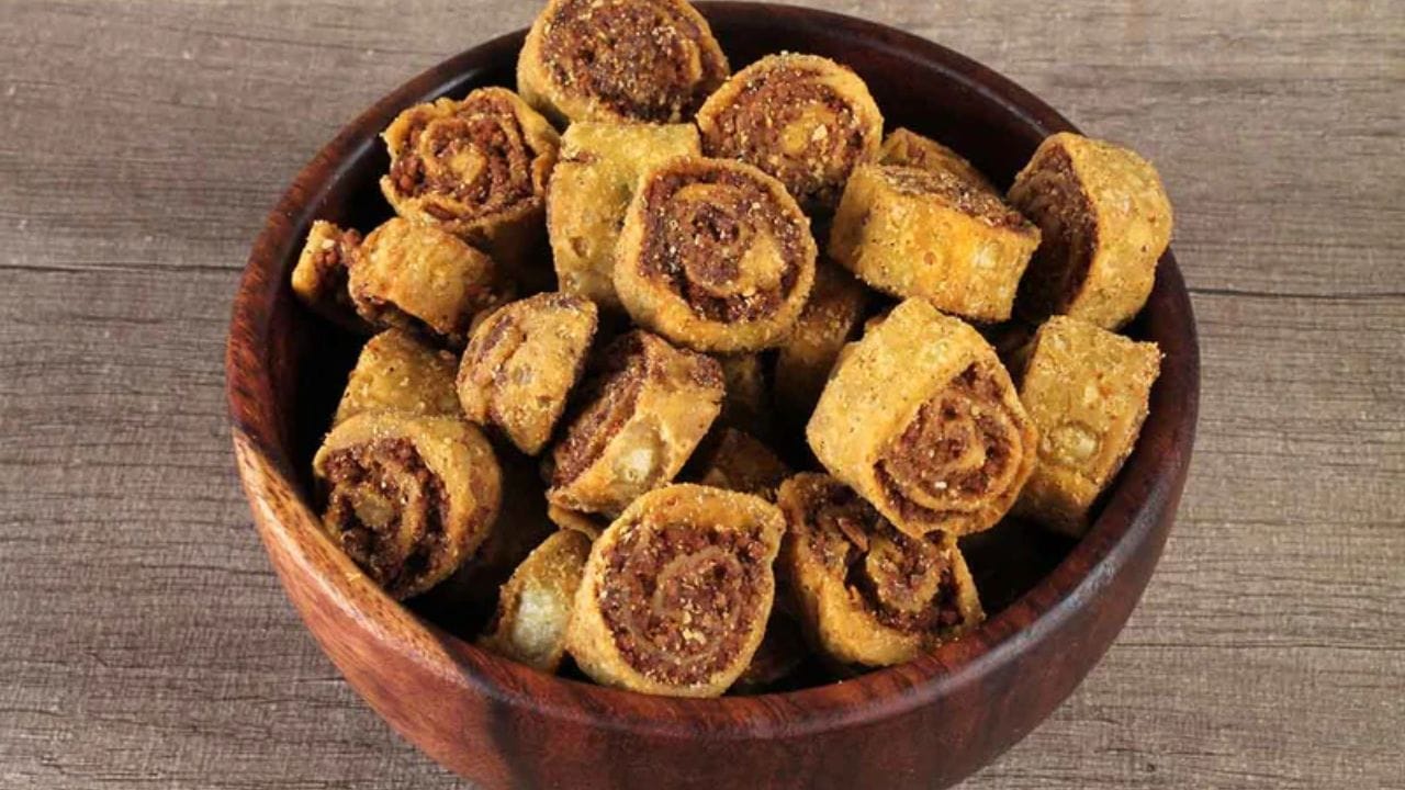 ભાખરવડી ઘરે બનાવવા માટે સૌથી પહેલા એક પેનમાં તલ, વરિયાળી, ખસખસ, શીંગદાણાને હળવા શેકી મિક્સર જારમાં નાખીને પીસી લો.