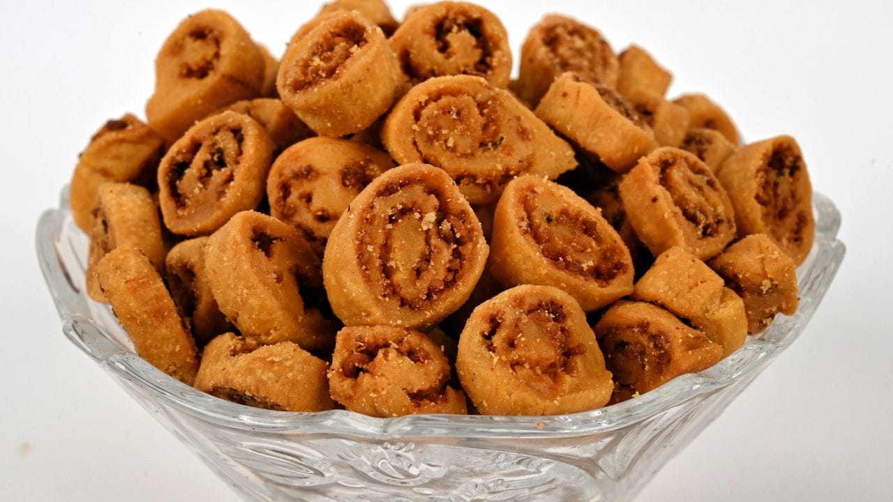 હવે તે જ પેનમાં બેસનને શેકી એક બાઉલમાં કાઢી તેમાં લાલ મરચું પાઉડર, સ્વાદ અનુસાર મીઠું, ગરમ મસાલો ઉમેરીને મિક્સ કરી લો.