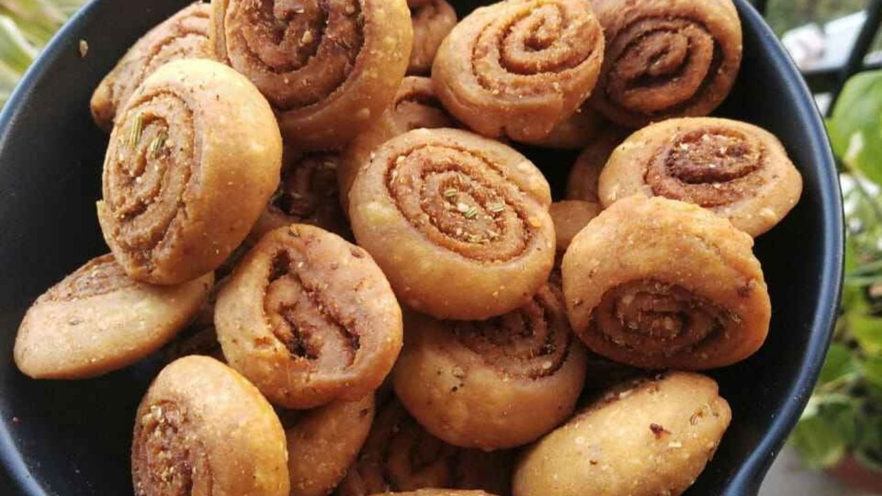 હવે કોપરાનું છીણ, બેસન, આદુ-મરચા-લસણની પેસ્ટ ઉમેરીને બરાબર મિક્સ કરી લો. ત્યારબાદ તેમાં દળેલી ખાંડ, લીંબુનો રસ, આખા તલ સહિતની વસ્તુઓ ઉમેરી બરાબર મિક્સ કરી લો.