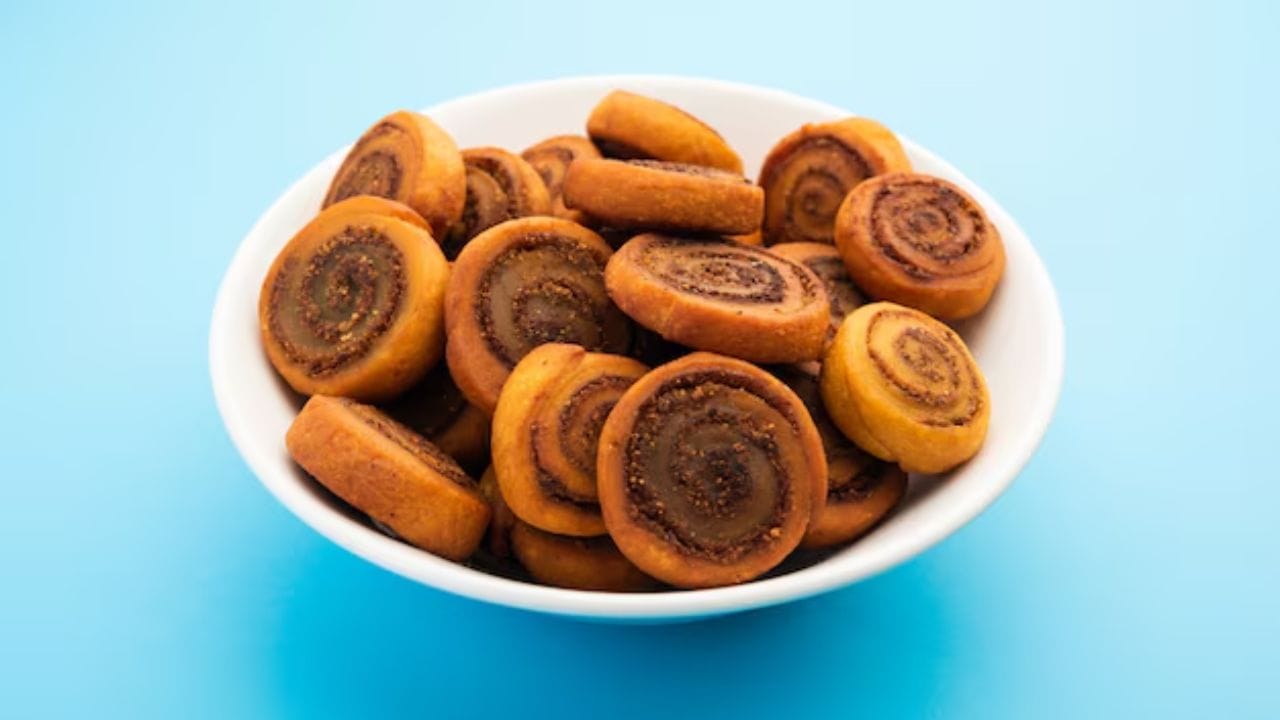 હવે તેમાં મેંદો, થોડું પાણી એડ કરી કઠણ લોટ બાંધી તેમાંથી લૂઆ બનાવી રોટલી વણી તેમાં સ્ટફિંગ પાથરી રોલ બનાવી લો.