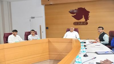 ગુજરાતમાં આવતીકાલ 7 મે 2025ના રોજ યોજાનાર સિવિલ ડીફેન્સ મોક ડ્રીલના આયોજનની મુખ્યમંત્રી ભૂપેન્દ્ર પટેલે રાજ્યના જિલ્લાઓના વહિવટી તંત્રના અધિકારીઓ સાથે વિડિયો કોન્ફરન્સથી સમીક્ષા કરી હતી. ગૃહ રાજ્ય મંત્રી હર્ષ સંઘવી, ચીફ સેકેટરી પંકજ જોષી, એ.સી.એસ. હોમ એમ. કે. દાસ અને ડી.જી.પી. વિકાસ સહાય પણ ઉપસ્થિત રહ્યાં હતા.