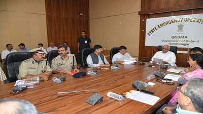 મુખ્યમંત્રી ભૂપેન્દ્ર પટેલે આપાત કાલીન સ્થિતિમાં સંપર્ક જળવાઈ રહે તે માટે હોટલાઇન, સેટેલાઈટ ફોન જેવા દૂરસંચાર અને સંપર્કના વૈકલ્પિક માધ્યમોની ચકાસણી કરી લેવાની પણ તાકીદ કરી હતી. 