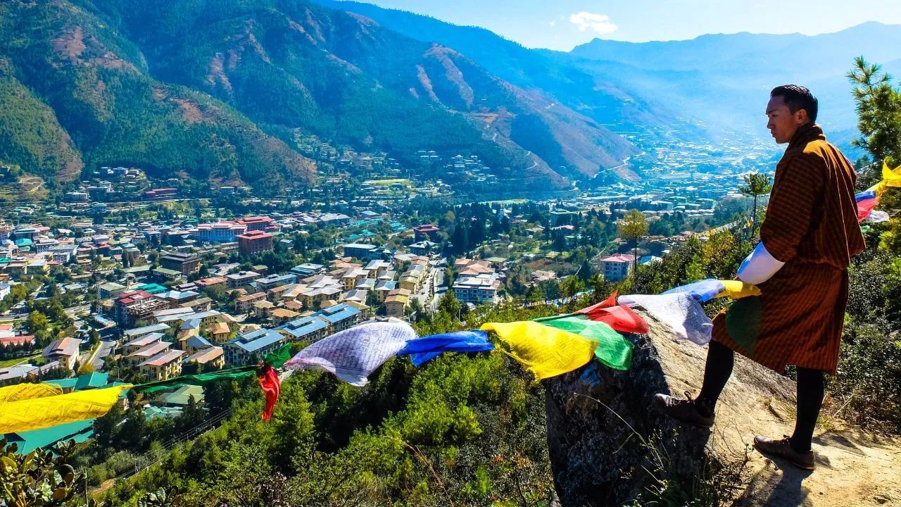 દરેક ભારતીય પ્રવાસીએ દરરોજ 1,200 થી 1,800 રૂપિયા સુધીની 'સસ્ટેનેબલ ડેવલપમેન્ટ ફી' ચૂકવવી પડે છે. સોનું ફક્ત ભૂટાન સરકારના નાણા મંત્રાલય દ્વારા અધિકૃત દુકાનોમાંથી જ ખરીદી શકાય છે.