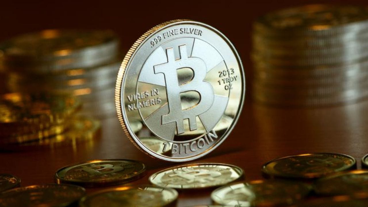 RSI (રિલેટિવ સ્ટ્રેન્થ ઇન્ડેક્સ) તાજેતરમાં 30ની નીચેથી ફરી વળ્યો છે, અને હવે તે 45-50 ની આસપાસ ટ્રેડ કરી રહ્યો છે. આ સૂચવે છે કે ભાવમાં થોડો વધારો થઈ શકે છે પરંતુ તે ફક્ત કામચલાઉ ઉછાળો પણ હોઈ શકે છે. MACD વિશે વાત કરીએ તો, તે હજુ પણ bearish zoneમાં છે, પરંતુ તેના histogram bars ટૂંકા થઈ રહ્યા છે - તેનો અર્થ એ કે bearish zone નબળો પડી રહ્યો છે*.