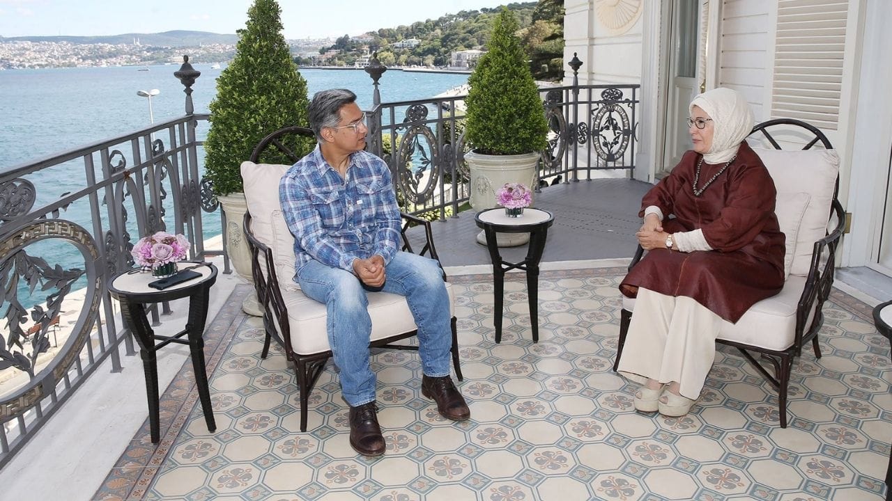 હાલમાં સોશિયલ મીડિયા પર આમિર ખાનના જૂના વીડિયો અને ફોટો વાયરલ થઈ રહ્યા છે. જેમાં આમિર ખાન તુર્કીયેની પ્રથમ મહિલા તુર્કીયની રાષ્ટ્રપતિ રજત તૈયબ અર્દોગનની પત્ની ઈમાઈન અર્દોગનને મળ્યો હતો.