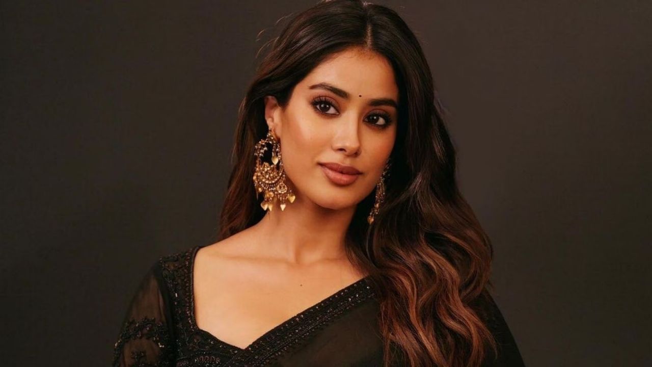 Janhvi Kapoor : જાહ્નવી કપૂર તેની આગામી ફિલ્મના પ્રમોશન માટે કાન્સ પહોંચી રહી છે. તેમણે સોશિયલ મીડિયા પર પોતાના સુંદર ચિત્રો પોસ્ટ કરવાનું શરૂ કર્યું, પરંતુ જ્યારે દેશ યુદ્ધના સંકટનો સામનો કરી રહ્યો હતો, ત્યારે તેમના સોશિયલ મીડિયામાં દેશ માટે એક પણ શબ્દ ન આવ્યો. શું કોઈ મોટી સેલિબ્રિટીનું કર્તવ્ય ફક્ત રેડ કાર્પેટ સુધી જ છે? મહત્વનું છે કે યુદ્ધ પૂર્ણ થયા બાદ જ્હાન્વીએ ઇન્સ્ટાગ્રામ પર એક મોટો પેરેગ્રાફ ટાઈપ કર્યો હતો. પરંતુ ફેન્સ કહી રહ્યા છે કે, યુદ્ધ દરમ્યાન પણ લોકોનો જુસ્સો વધારવા સમયે તેમણે આ પ્રકરના મેસેજ મૂકવાના હતા પણ ત્યારે તેઓ મૌન હતા.