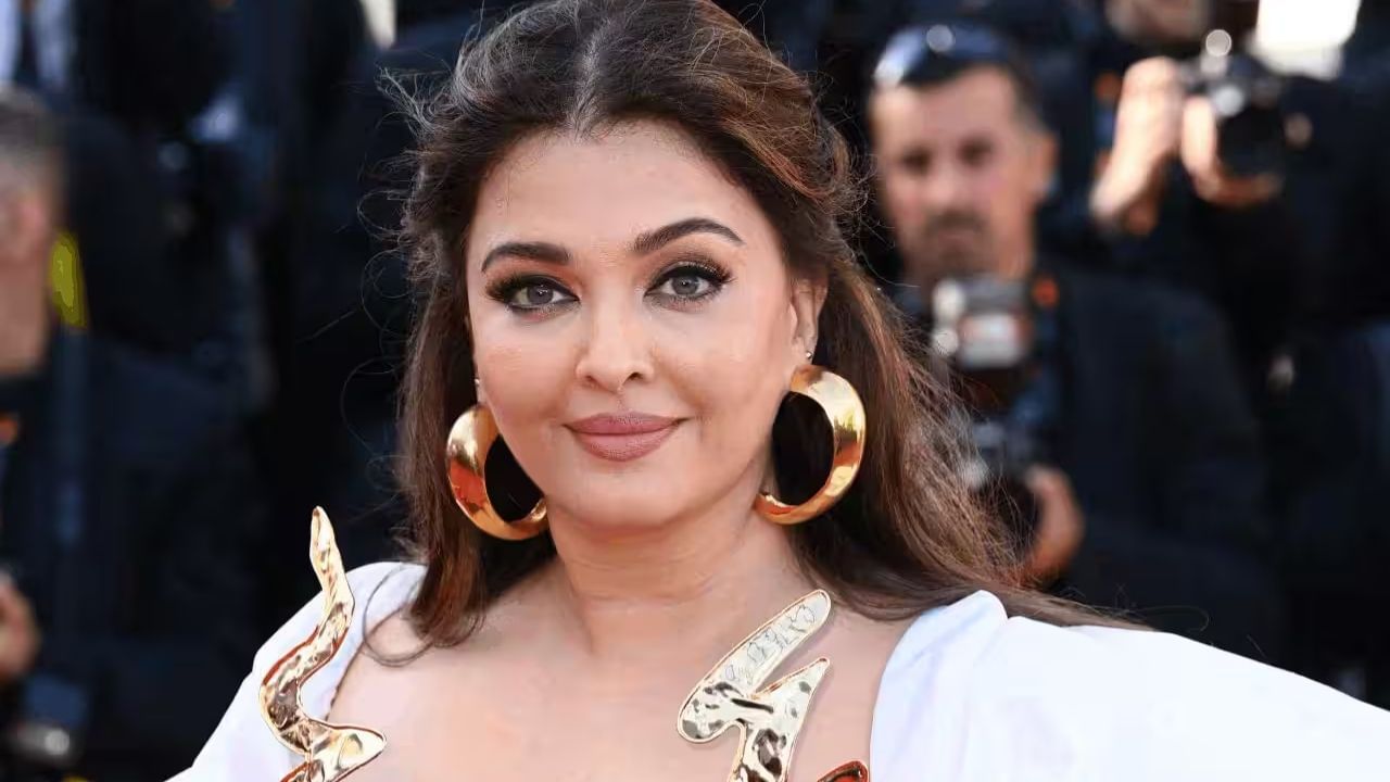 Aishwarya Rai Bachchan : વર્ષોથી કાન્સની ઓળખ બની રહેલી ઐશ્વર્યા રાય બચ્ચન ફરી એકવાર રેડ કાર્પેટ પર છવાઈ જવા માટે તૈયાર છે. પણ પ્રશ્ન એ છે કે - શું સુંદરતા અને ગ્લેમર તેની પ્રાથમિકતા છે? જ્યારે લાખો ભારતીય નાગરિકો સોશિયલ મીડિયા પર એકતાની મિસાલ બન્યા હતા, ત્યારે ઐશ્વર્યાએ મૌન જાળવી રાખ્યું.