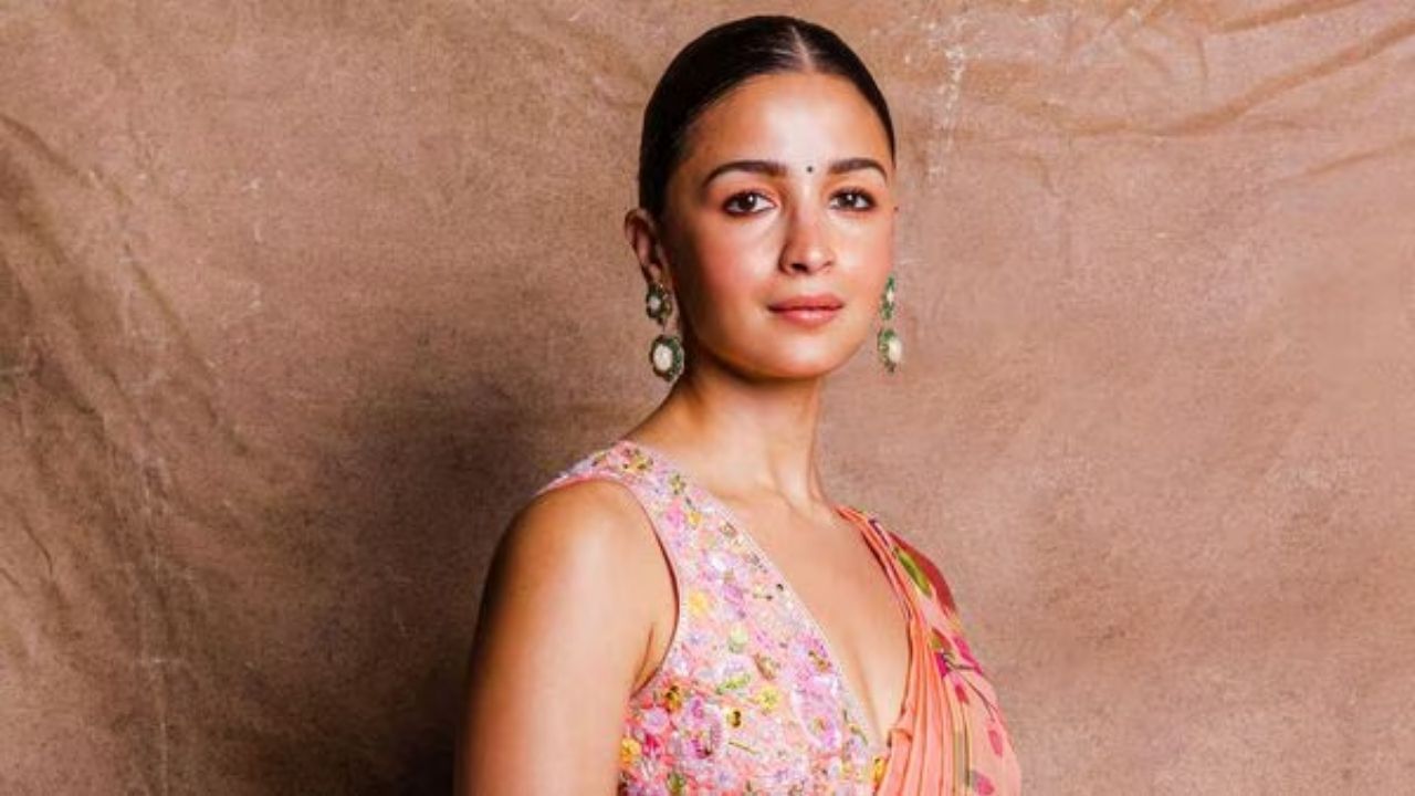 Alia Bhatt : યુવા પેઢીની આઇકોન આલિયા ભટ્ટ તેના અભિનય અને શૈલી માટે જાણીતી છે. કાન્સની તેમની મુલાકાત ઘણી ફેશન બ્રાન્ડ્સ માટે ફાયદાકારક રહેશે. પરંતુ જ્યારે દેશને તેમના જેવા સેલિબ્રિટીના અવાજની જરૂર હતી, ત્યારે તે સંપૂર્ણપણે ચૂપ રહી. શું દેશભક્તિ ફક્ત ફિલ્મોમાં ભજવવાની ભૂમિકા છે? મહત્વનું છે કે, આલિયા ભટ્ટની માતા યુદ્ધ બંધ કરવાની પોસ્ટને લઈ સોશિયલ મીડિયા પર ખૂબ વાયરલ થઈ હતી. તમને જણાવી દઈએ કે, 22 એપ્રિલ 2025ના 26 હિન્દુઓના કાશ્મીરના પહેલગામમાં મુસ્લિમ દેશના પાકિસ્તાની મુસ્સલિમ આતંકવાદીઓએ ધર્મ પુછી લોકોને મોતને ઘાટ ઉતાર્યા હતા. આ સમગ્ર ઘટના બાદ આ ખાન મુસ્લિમ ભારતીય અભિનેતાઓએ સોશિયલ મીડિયા પર એક લાઈન પણ મુસ્લિમ આતંકવાદ વિરુદ્ધ લખી નથી.કારણ કે,આ લોકોને ડર હતો કે,મુસ્લિમ આતંકવાદ વિરુદ્ધ જો કાંઈ લખ્યું તો પાકિસ્તાનના 20 કરોડ મુસ્લિમ આનાથી નારાજ થશે.