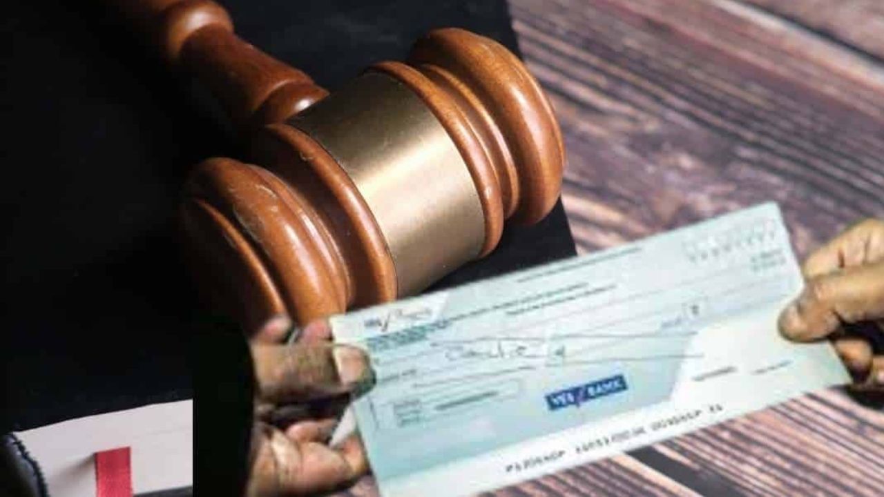 આ ઉપરાંત જો કોઈ વ્યક્તિ પર વારંવાર ચેક બાઉન્સ થવાનો આરોપ લાગે છે તો તેનું બેંક ખાતું ફ્રીઝ થઈ શકે છે. જેના કારણે તે કોઈપણ પ્રકારનો વ્યવહાર કરી શકશે નહીં. આ ઉપરાંત બેંક દ્વારા ₹ 100 થી ₹ 750 સુધીનો દંડ પણ વસૂલવામાં આવી શકે છે.
