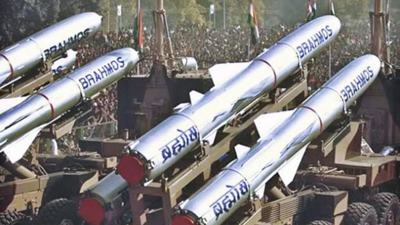 Missile Production in Lucknow: ભારત અને પાકિસ્તાન બોર્ડર પર ભારતના 4 રાજ્યો આવેલા છે. જમ્મુ કશ્મીર, પંજાબ, રાજસ્થાન અને ગુજરાત. જેમાં રાજ્યોની વાત કરીએ તો જમ્મુ અને કાશ્મીર પાકિસ્તાન સાથે 1222 કિમી સુધી જોડાયેલા છે. પંજાબ 553 કિમી, રાજસ્થાન 1,037 કિમી તેમજ ગુજરાત 508 કિમી સુધી પાકિસ્તાનની બોર્ડર સુધી જોડાયેલું છે. લદ્દાખ કેન્દ્રશાસિત પ્રદેશ160 કિમી (Line of Control માંનો ભાગ) છે. 
