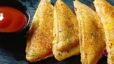 સવારે- સાંજે ઓછા સમયમાં બ્રેડ વગરની સેન્ડવીચ બનાવીને તમે ખાઈ શકો છો. જેને બનાવવી ખૂબ જ સરળ છે. બ્રેડ લેસ સેન્ડવીચ સ્વાદિષ્ટની સાથે સ્વાસ્થ્ય માટે ખૂબ લાભકાર છે. 