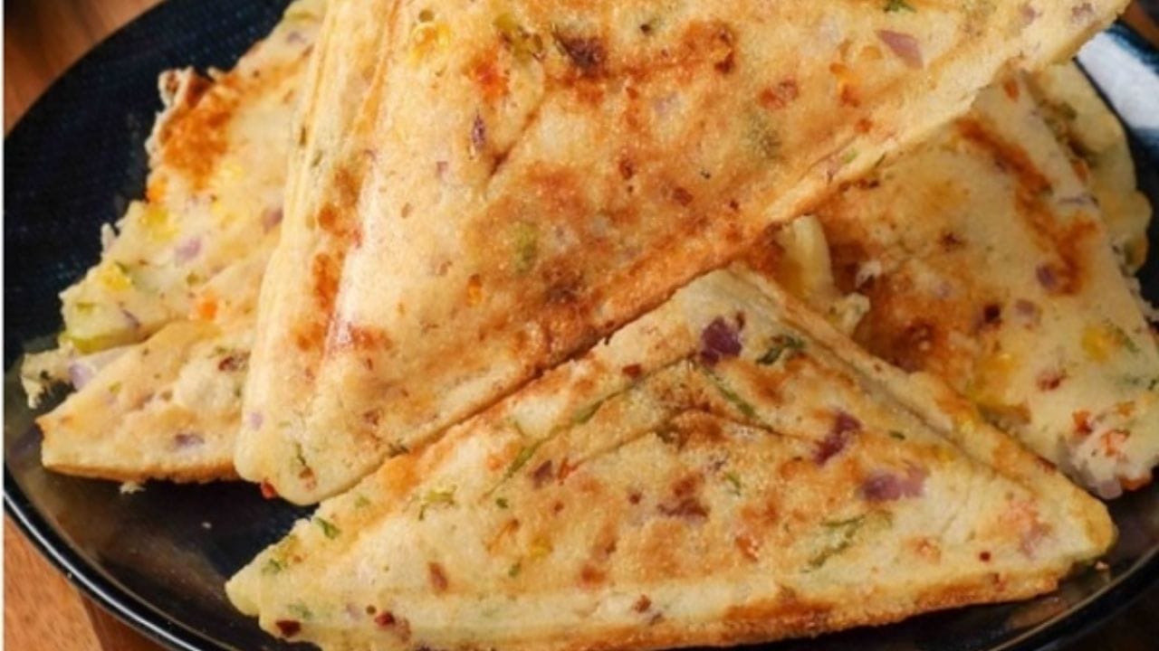 બ્રેડ વગરની સેન્ડવીચ બનાવવા માટે રવો, દહીં અથવા છાશ, ઈનો, ગાજર, કાકડી, મીઠું, લીલા મરચા, પનીર, ચીઝ, બીટ, ડુંગળી, તેલ અને પાણી સહિતની વસ્તુઓની જરુર પડશે. 