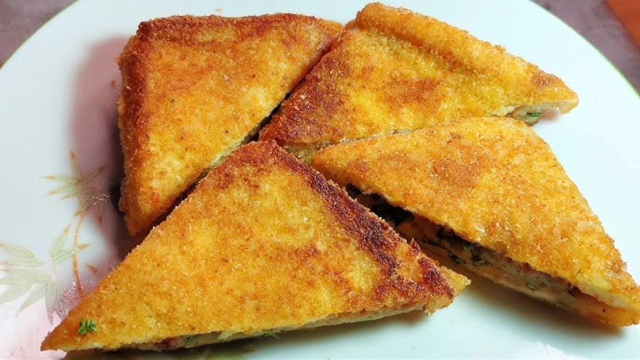 બ્રેડ વગરની સેન્ડવીચ બનાવવા માટે સૌથી પહેલા રવાને એક વાસણમાં લો. તેમાં જરુર અનુસાર દહીં ઉમેરી બરાબર મિક્સ કરી 10 મિનિટ રેસ્ટ કરવા માટે મુકો. 