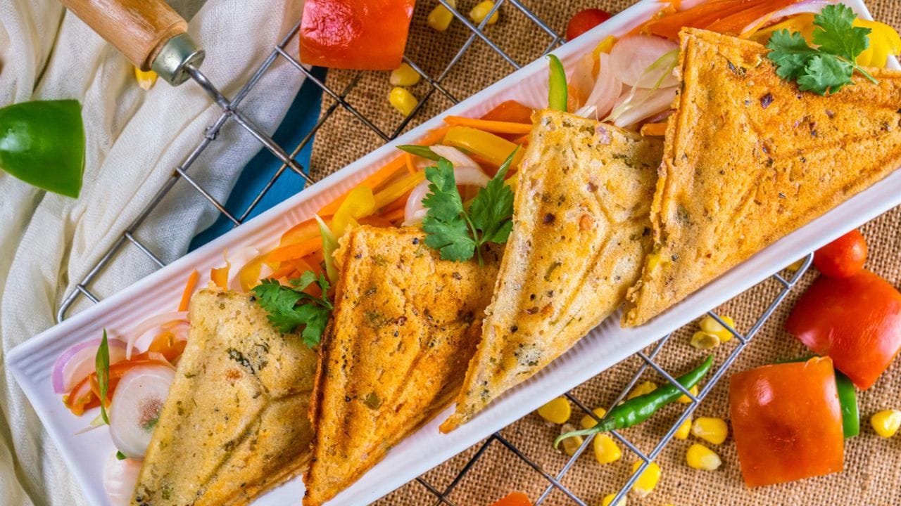 હવે ગાજર, બીટ, કાકડી, ડુંગળીને છીણી લો. ત્યારબાદ રવાના બેટરમાં એડ કરી બરાબર મિક્સ કરો. હવે તેમાં લીલા મરચાં-આદુંની પેસ્ટ અને સ્વાદ અનુસાર મીઠું ઉમેરી મિક્સ કરી લો. 