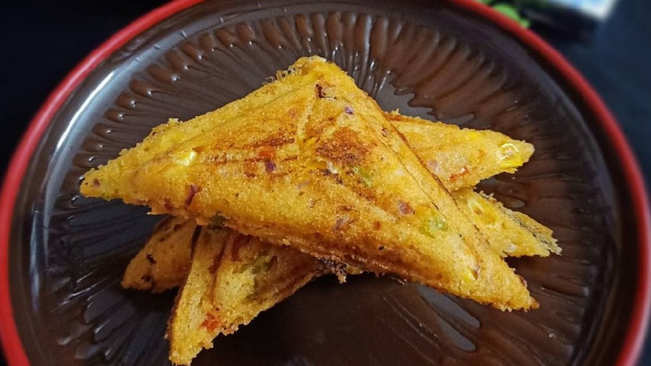 ત્યારબાદ રવાના બેટરમાં ઈનો ઉમેરો. સેન્ડવીચ મેકરમાં તેલ લગાડી બેટર મુકો ત્યારબાદ તેની ઉપર પનીર અને ચીઝ મુકી તેને ફરી એક વાર બેટરથી કવર કરી લો. 