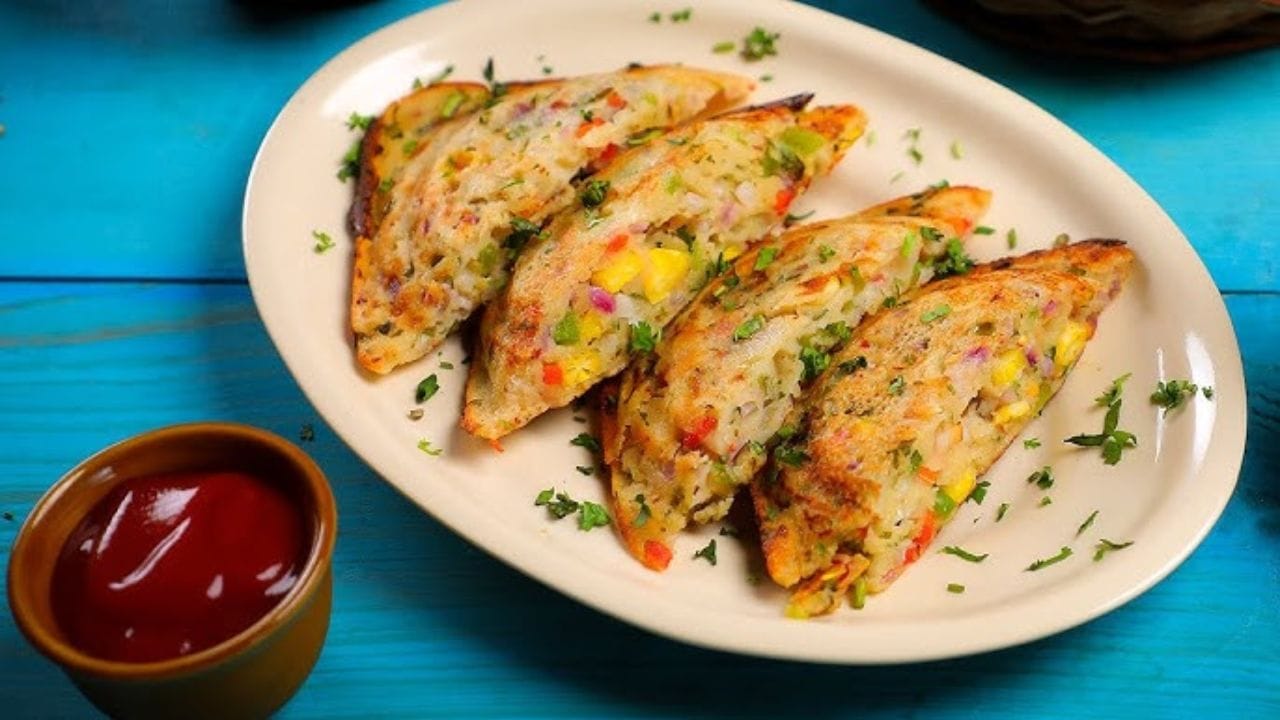 હવે સેન્ડવીચ બંન્ને બાજુથી ગોલ્ડન થાય ત્યાં સુધી થવા દો. તમે આ સેન્ડવીચ લીલી ચટણી સાથે સર્વ કરી શકો છો.