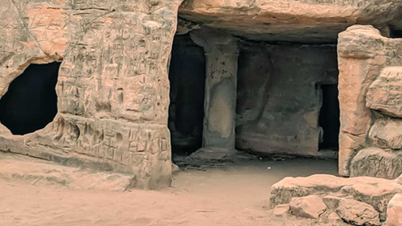 જૂનાગઢ જિલ્લામાં અનેક  ગુફાઓ આવેલી છે જેમાં ઉપરકોટ ગુફાઓ, ખાપરા કોડિયા ગુફાઓ અને બાબા પ્યારે ગુફાઓનો સમાવેશ થાય છે. દામદોર કુંડ પાસે પણ એક પ્રાચીન ગુફા આવેલી છે.