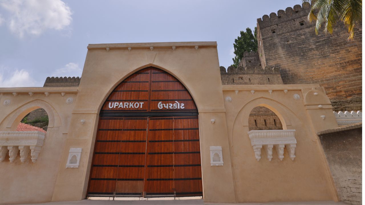 ઉપરકોટમાં આ ત્રણ-સ્તરીય ગુફાઓ તેમની ઉત્કૃષ્ટ કલાકૃતિ માટે પ્રખ્યાત છે, જેમાં સુશોભિત સ્તંભો અને ચૈત્ય રચનાઓ છે.