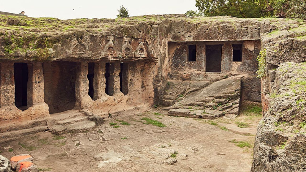 એક સમયે, ગુજરાતમાં જૂનાગઢ પર સમ્રાટ અશોકનું શાસન હતું જેમણે પોતાના અંગત જીવનમાં બૌદ્ધ ધર્મ અપનાવ્યો હતો. અશોકના શાસનકાળ દરમિયાન, ખડક પર તેમના પ્રખ્યાત શિલાલેખો કોતરવાનો આદેશ આપવામાં આવ્યો હતો. સ્તંભો, સ્તૂપ, વિહારો અને ખડકમાં કોતરેલી ગુફાઓની શ્રેણી પર સુશોભિત ખોદકામ અને કોતરણી ગુજરાતમાં બૌદ્ધ ધર્મની હાજરીનો પુરાવો છે.